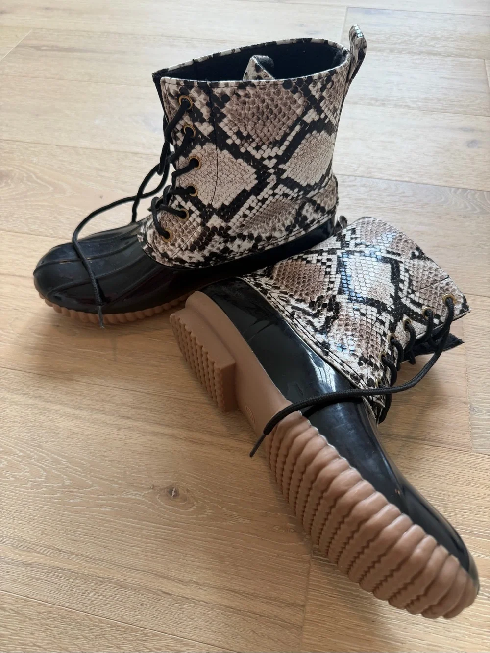 Yoki Snake Print Duck Boots Women’s Size 7.5 Waterproof Lace-Up Rain Boots